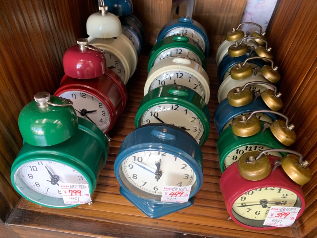 時計 掛け時計 置時計 雑貨 新品多数ありますよ。 新入荷情報 電池の入れ方・メンテまで 佐賀の古着屋/家電雑貨のリサイクルショップ【センヤイチバ】